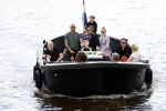 Amsterdam 12 juli 2020
Johnny Heitinga met zijn vrouw Charlotte Sophie kindeen en familie op hun nieuwe sloep/boot in de grachten van Amsterdam.