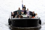 Amsterdam 12 juli 2020
Johnny Heitinga met zijn vrouw Charlotte Sophie kindeen en familie op hun nieuwe sloep/boot in de grachten van Amsterdam.