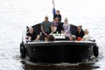 Amsterdam 12 juli 2020
Johnny Heitinga met zijn vrouw Charlotte Sophie kindeen en familie op hun nieuwe sloep/boot in de grachten van Amsterdam.