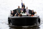 Amsterdam 12 juli 2020
Johnny Heitinga met zijn vrouw Charlotte Sophie kindeen en familie op hun nieuwe sloep/boot in de grachten van Amsterdam.