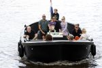 Amsterdam 12 juli 2020
Johnny Heitinga met zijn vrouw Charlotte Sophie kindeen en familie op hun nieuwe sloep/boot in de grachten van Amsterdam.