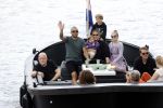 Amsterdam 12 juli 2020
Johnny Heitinga met zijn vrouw Charlotte Sophie kindeen en familie op hun nieuwe sloep/boot in de grachten van Amsterdam.