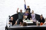 Amsterdam 12 juli 2020
Johnny Heitinga met zijn vrouw Charlotte Sophie kindeen en familie op hun nieuwe sloep/boot in de grachten van Amsterdam.