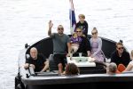 Amsterdam 12 juli 2020
Johnny Heitinga met zijn vrouw Charlotte Sophie kindeen en familie op hun nieuwe sloep/boot in de grachten van Amsterdam.