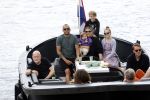Amsterdam 12 juli 2020
Johnny Heitinga met zijn vrouw Charlotte Sophie kindeen en familie op hun nieuwe sloep/boot in de grachten van Amsterdam.