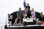 Amsterdam 12 juli 2020
Johnny Heitinga met zijn vrouw Charlotte Sophie kindeen en familie op hun nieuwe sloep/boot in de grachten van Amsterdam.