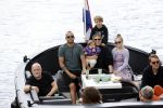 Amsterdam 12 juli 2020
Johnny Heitinga met zijn vrouw Charlotte Sophie kindeen en familie op hun nieuwe sloep/boot in de grachten van Amsterdam.