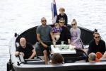 Amsterdam 12 juli 2020
Johnny Heitinga met zijn vrouw Charlotte Sophie kindeen en familie op hun nieuwe sloep/boot in de grachten van Amsterdam.