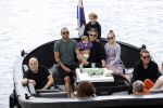 Amsterdam 12 juli 2020
Johnny Heitinga met zijn vrouw Charlotte Sophie kindeen en familie op hun nieuwe sloep/boot in de grachten van Amsterdam.