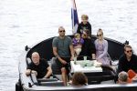 Amsterdam 12 juli 2020
Johnny Heitinga met zijn vrouw Charlotte Sophie kindeen en familie op hun nieuwe sloep/boot in de grachten van Amsterdam.