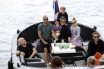 Amsterdam 12 juli 2020
Johnny Heitinga met zijn vrouw Charlotte Sophie kindeen en familie op hun nieuwe sloep/boot in de grachten van Amsterdam.