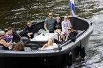 Amsterdam 12 juli 2020
Johnny Heitinga met zijn vrouw Charlotte Sophie kindeen en familie op hun nieuwe sloep/boot in de grachten van Amsterdam.