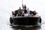Amsterdam 12 juli 2020
Johnny Heitinga met zijn vrouw Charlotte Sophie kindeen en familie op hun nieuwe sloep/boot in de grachten van Amsterdam.