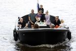 Amsterdam 12 juli 2020
Johnny Heitinga met zijn vrouw Charlotte Sophie kindeen en familie op hun nieuwe sloep/boot in de grachten van Amsterdam.