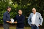 Doorn 27 juni 2020
Presentatie boek Wesley Sneijder . Het boek is geschreven door Kees Jansma en mark v Bommel ontving het eerste exemplaar.