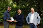Doorn 27 juni 2020
Presentatie boek Wesley Sneijder . Het boek is geschreven door Kees Jansma en mark v Bommel ontving het eerste exemplaar.