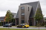 Heerenveen 8 juli 2020
Nieuwe huis Kjeld Nuis . Voor zijn huis staat ook nog een mercedes van JUmbo Visma zijn oude team.