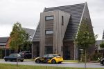 Heerenveen 8 juli 2020
Nieuwe huis Kjeld Nuis . Voor zijn huis staat ook nog een mercedes van JUmbo Visma zijn oude team.