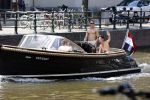 Amsterdam 25 juni 2020
Estelle Cruijff Jamie Vaes Koen Kardashian en vrienden op boot door Amsterdamse grachten.