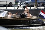 Amsterdam 25 juni 2020
Estelle Cruijff Jamie Vaes Koen Kardashian en vrienden op boot door Amsterdamse grachten.