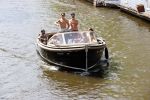 Amsterdam 25 juni 2020
Estelle Cruijff Jamie Vaes Koen Kardashian en vrienden op boot door Amsterdamse grachten.