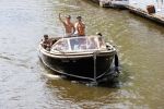 Amsterdam 25 juni 2020
Estelle Cruijff Jamie Vaes Koen Kardashian en vrienden op boot door Amsterdamse grachten.