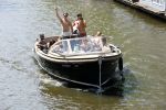Amsterdam 25 juni 2020
Estelle Cruijff Jamie Vaes Koen Kardashian en vrienden op boot door Amsterdamse grachten.
