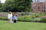 Den Haag  17 juli 2020
Koninklijk fotouurtje in de tuin van Huis ten Bosch . Vanwege corona was er veel minder pers uitgenodigd dan andere jaren. Aanwezig koning Willem Alexander Koningina Maxima en de prinsessen Amalia Alexia en Ariane .