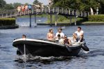 Vinkeveen 25 juni 2020
Lisandro Martinez met zijn vriendin en collega Edson Alvarez varen op de vinkeveense plassen.