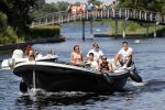 Vinkeveen 25 juni 2020
Lisandro Martinez met zijn vriendin en collega Edson Alvarez varen op de vinkeveense plassen.