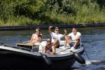 Vinkeveen 25 juni 2020
Lisandro Martinez met zijn vriendin en collega Edson Alvarez varen op de vinkeveense plassen.