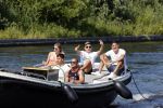 Vinkeveen 25 juni 2020
Lisandro Martinez met zijn vriendin en collega Edson Alvarez varen op de vinkeveense plassen.
