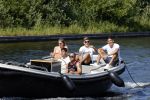 Vinkeveen 25 juni 2020
Lisandro Martinez met zijn vriendin en collega Edson Alvarez varen op de vinkeveense plassen.