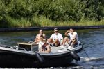 Vinkeveen 25 juni 2020
Lisandro Martinez met zijn vriendin en collega Edson Alvarez varen op de vinkeveense plassen.