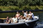 Vinkeveen 25 juni 2020
Lisandro Martinez met zijn vriendin en collega Edson Alvarez varen op de vinkeveense plassen.