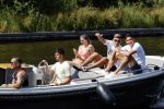 Vinkeveen 25 juni 2020
Lisandro Martinez met zijn vriendin en collega Edson Alvarez varen op de vinkeveense plassen.