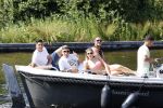 Vinkeveen 25 juni 2020
Lisandro Martinez met zijn vriendin en collega Edson Alvarez varen op de vinkeveense plassen.