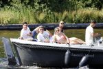 Vinkeveen 25 juni 2020
Lisandro Martinez met zijn vriendin en collega Edson Alvarez varen op de vinkeveense plassen.