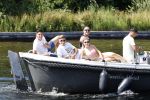 Vinkeveen 25 juni 2020
Lisandro Martinez met zijn vriendin en collega Edson Alvarez varen op de vinkeveense plassen.