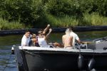 Vinkeveen 25 juni 2020
Lisandro Martinez met zijn vriendin en collega Edson Alvarez varen op de vinkeveense plassen.