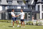 Vinkeveen 25 juni 2020
Lisandro Martinez met zijn vriendin en collega Edson Alvarez varen op de vinkeveense plassen.