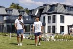 Vinkeveen 25 juni 2020
Lisandro Martinez met zijn vriendin en collega Edson Alvarez varen op de vinkeveense plassen.