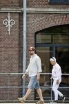 Rotterdam 18 juli 2020
Mattie Valk en zijn moeder op de scooter en bij zijn huis/ appartement