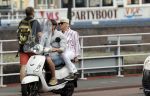 Rotterdam 18 juli 2020
Mattie Valk en zijn moeder op de scooter en bij zijn huis/ appartement