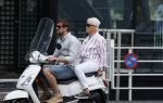Rotterdam 18 juli 2020
Mattie Valk en zijn moeder op de scooter en bij zijn huis/ appartement
