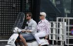 Rotterdam 18 juli 2020
Mattie Valk en zijn moeder op de scooter en bij zijn huis/ appartement