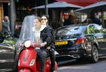 Amsterdam 10 juli 2020
Maxim Froger met zijn vriedndin Shayna Senior op hun bespa scooter