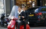 Amsterdam 10 juli 2020
Maxim Froger met zijn vriedndin Shayna Senior op hun bespa scooter