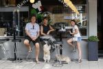 Amsterdam 19 juli 2020
Quincy Schellevis met zijn vrouw en dochter op terras bij Renzo in Amsterdam zuid