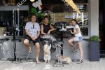 Amsterdam 19 juli 2020
Quincy Schellevis met zijn vrouw en dochter op terras bij Renzo in Amsterdam zuid